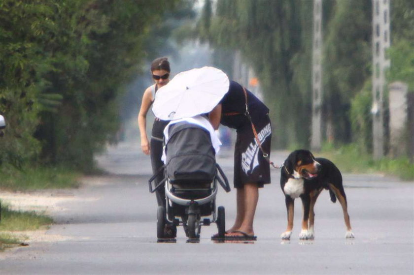 Dowbor i Koroniewska na spacerze z córeczką