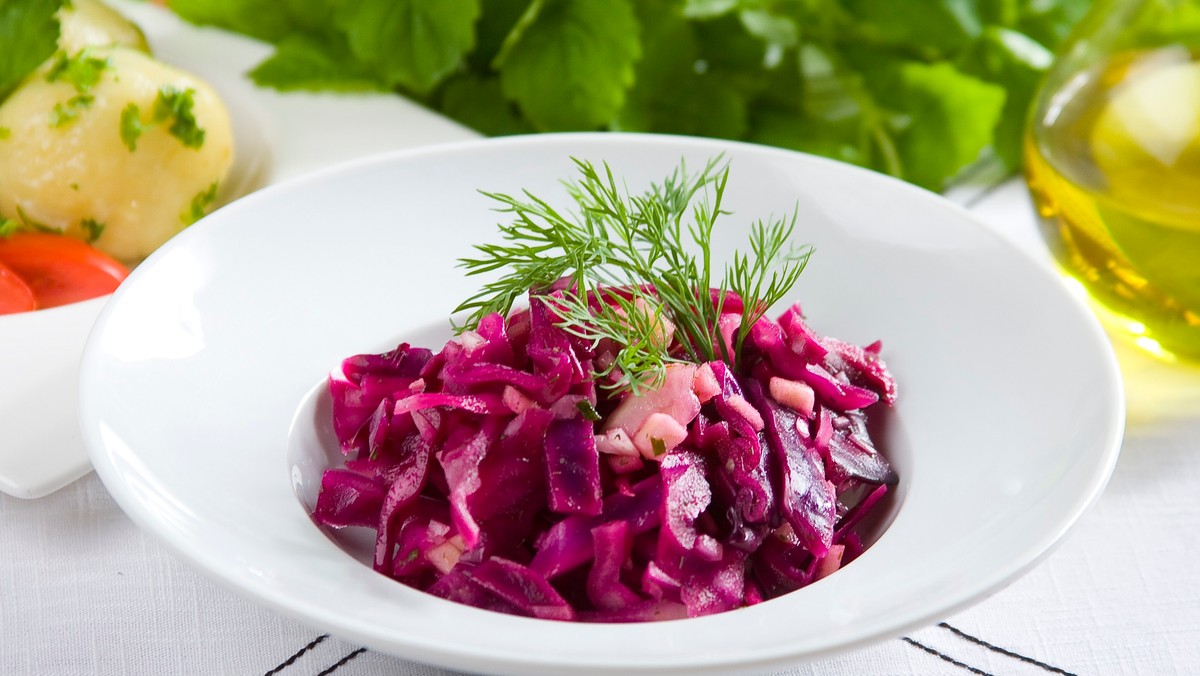 Za oknem zimno, wokół wszyscy kaszlą, kichają i zarażają wirusami. W tym czasie niezwykle ważna jest zbilansowana dieta, pełna witamin i składników odżywczych. To się naprawdę opłaci! Warto nie poddawać się i mimo, że półki w warzywniaku stają się coraz uboższe, włączać do diety produkty, które dostarczą nam witamin i składników mineralnych. Co więcej, okazuje się, jest co najmniej kilka sposobów na wprowadzenie do naszego menu produktów bogatych w składniki mineralne, a przyrządzone na ich bazie posiłki wcale nie muszą być nudne! Oto pięć sposobów na witaminy w zimowej diecie!