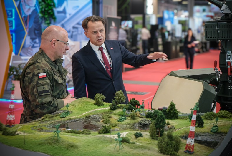 Kmdr rez. Dariusz Wichniarek w trakcie prezentacji koncepcji Tarczy Wschód od APS. Po lewej stronie dowódca WOT gen. bryg. dr Krzysztof Stańczyk.