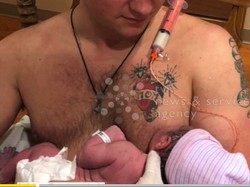 Tata na medal: mężczyzna karmi córeczkę sztuczną piersią. WIDEO