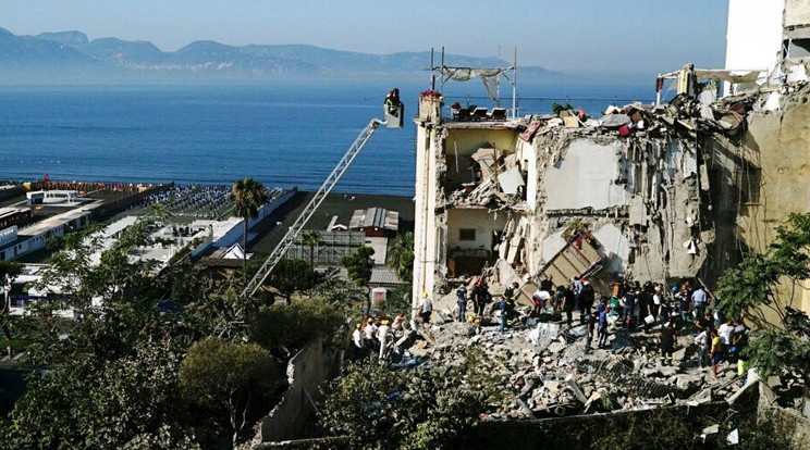 Ötemeletes lakóház omlott össze Nápoly közelében - Fotó: MTI