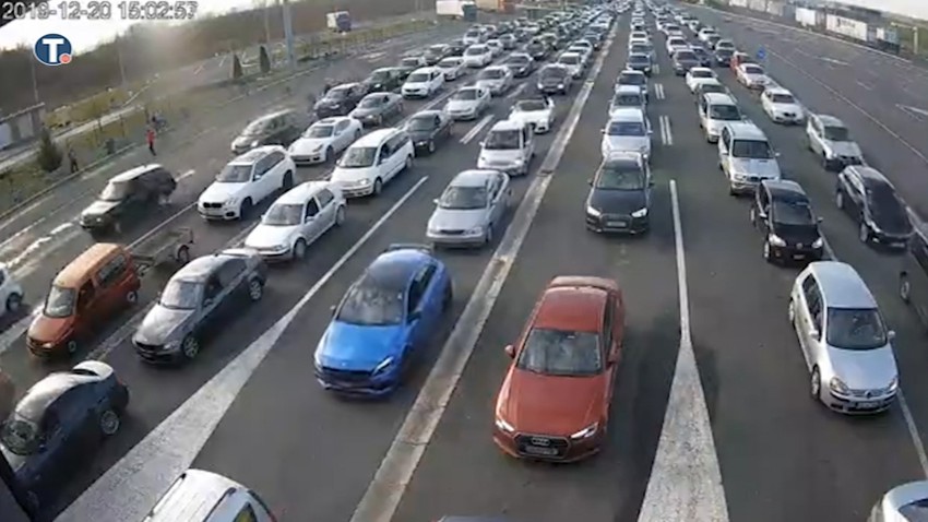 Glavni savet putnicima sopstvenim automobilom jeste da prate stanje na kamerama koje pokrivaju granične prelaze