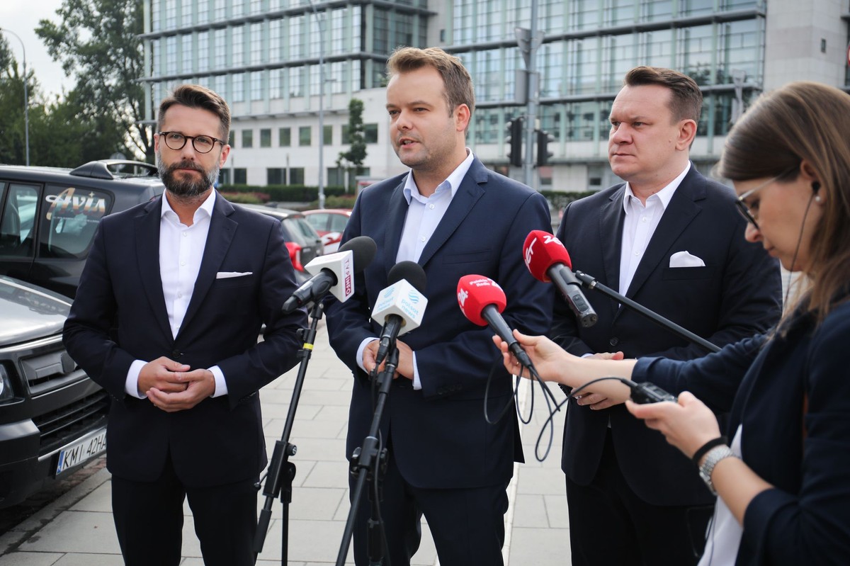 Rzecznik prasowy Prawa i Sprawiedliwości Rafał Bochenek (2L), poseł PiS Radosław Fogiel (L) i europoseł Dominik Tarczyński (3L) podczas konferencji prasowej przed siedzibą telewizji TVN