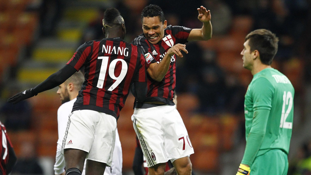 Piłkarze AC Milan przybliżyli się do miejsc gwarantujących grę w europejskich pucharach. W niedzielnym meczu 20. kolejki Serie A Rossoneri pokonali u siebie Fiorentinę 2:0 (1:0), a gole strzelali dla nich Carlos Bacca i Kevin-Prince Boateng. Jakub Błaszczykowski całe spotkanie przesiedział na ławce rezerwowych gości.