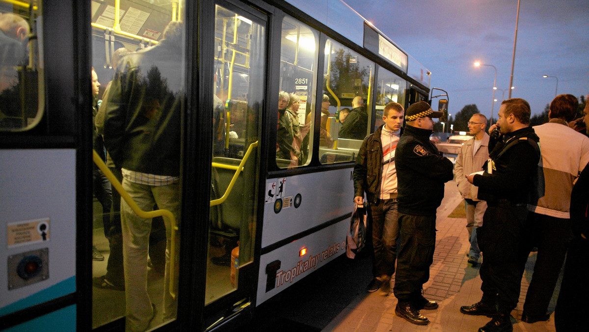 Pasażerowie zatrzymani bez biletu w miejskim tramwaju lub autobusie na terenie Grudziądza (woj. kujawsko-pomorskie) ryzykują, że zostaną wpisani do rejestru dłużników. Umowa komunalnego przewoźnika z Krajowym Rejestrem Długów zacznie obowiązywać 2 listopada.