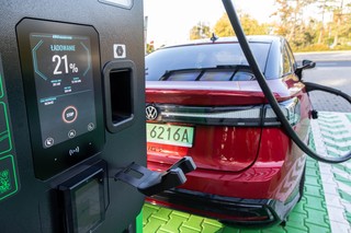 Pół roku programu NaszEauto: trudno nam wydać pieniądze na elektryki