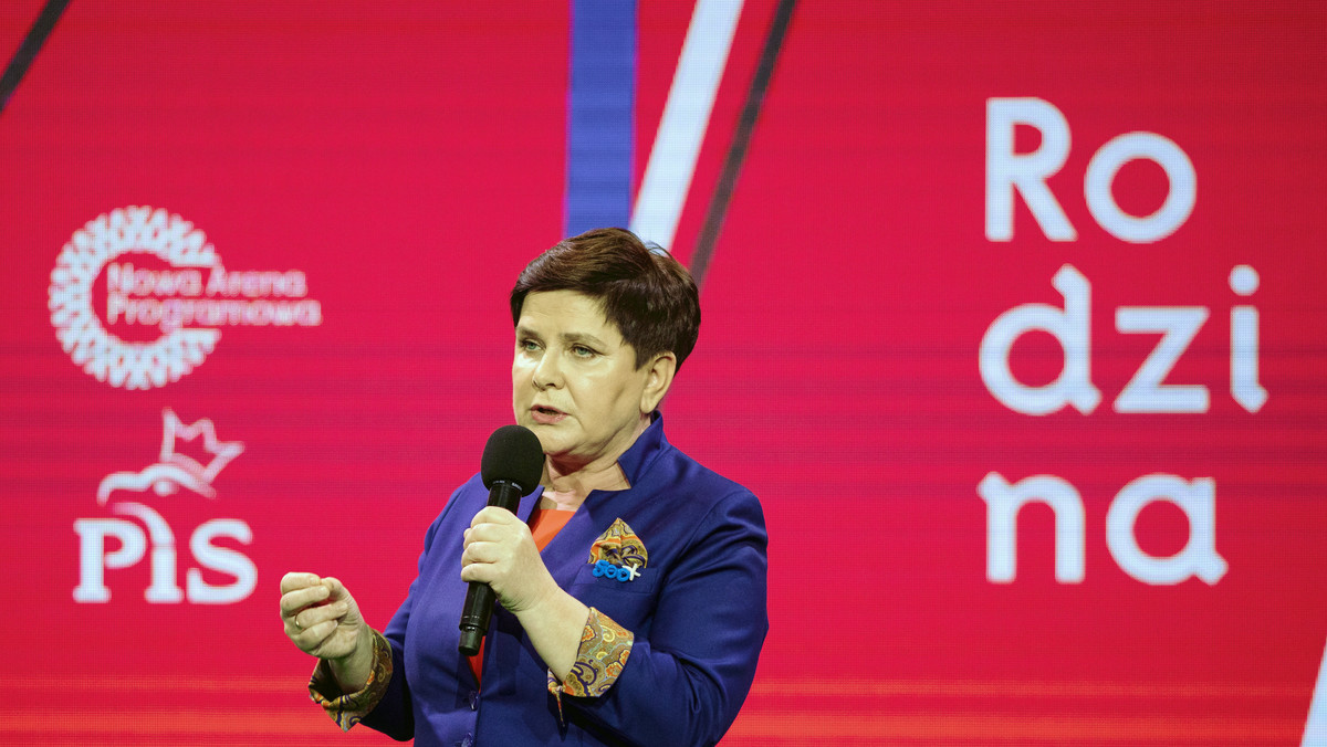 - "Gazeta Wyborcza" na pierwszej stronie wczorajszego numeru zakpiła sobie z Polaków - oceniła Beata Szydło w Programie Pierwszym Polskiego Radia. Wicepremier skomentowała w ten sposób artykuł "PiS hojnie rozdaje nasze pieniądze", w którym mogliśmy przeczytać m.in. o podwyżkach dla wojskowych, nauczycieli i pielęgniarek.