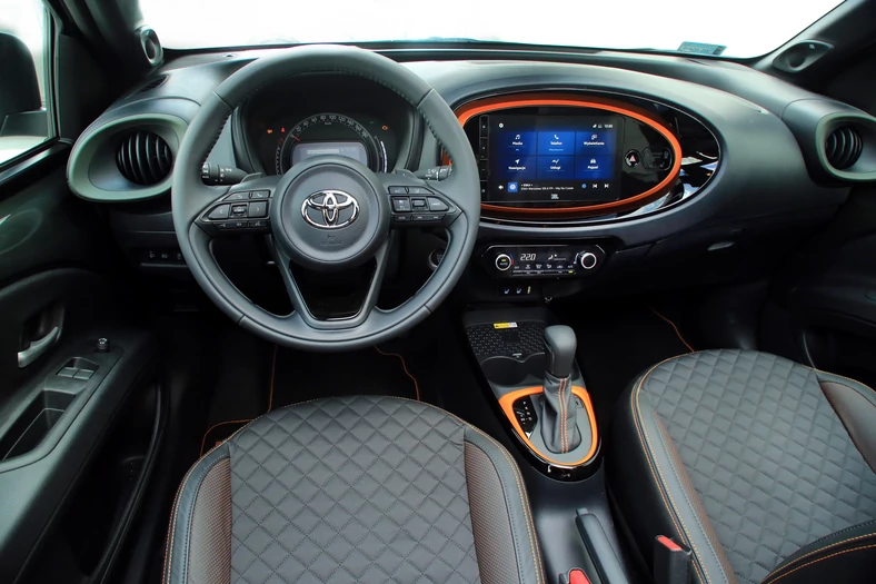 Kolorowe wstawki w kokpicie ożywiają wnętrze auta. Multimedia z dotykowym ekranem płynnie działają i bezprzewodowo współpracują z Apple CarPlay i Android Auto