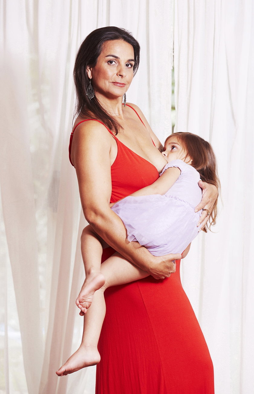 Молодая мама крупно. Австралийка Маха Аль Муса грудью. Кормление грудью. Женщина с ребенком. Женщина со взрослыми детьми.