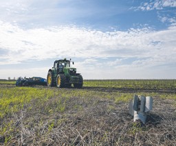 Miny poważnym problemem dla ukraińskich rolników. Niewielu stać na oczyszczenie pola