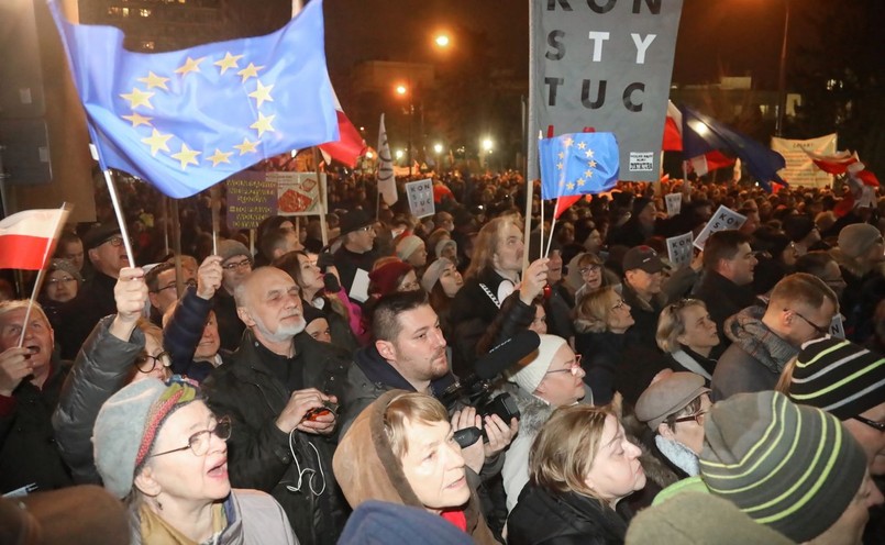 W Lublinie przed siedzibą sądu okręgowego zebrało się około tysiąca osób. Miały transparenty z hasłami: "Wolne sądy", "Niezawisłość prawem każdego obywatela", "Konstytucja", "Non possumus", "Praworządna Polska w Unii Europejskiej". Niektórzy mieli na ubraniach nalepki z napisem "Dziś sędziowie – jutro ty". Były też flagi narodowe i UE. "Jesteśmy z wami" – skandowali manifestanci do sędziów. Nasze zgromadzenie to wielki apel do rządzących, aby się opamiętali, aby wycofali się z tej rażąco niekonstytucyjnej koncepcji podporządkowania sędziów władzy politycznej – powiedział lider KOD-u w Lublinie Krzysztof Kamiński. Ponad tysiąc osób zebrało się także przed szczecińskim Sądem Rejonowym Prawobrzeże i Zachód. Także i tu były flagi Polski i UE, a także transparenty z napisami: "Smutne, ale prawdziwe", "Bronimy sędziów", "Wolne sądy", "Rządy PiS = PRL bis". Opozycjonista i b. minister spraw wewnętrznych Andrzej Milczanowski mówił, że społeczeństwo musi "obronić sędziów i prokuratorów". My musimy tej władzy pokazać pięść, pięść, że w razie czego nie zawahamy się pokazać, gdzie jej miejsce - powiedział. W Białymstoku protestujący zgromadzili się przed sądem okręgowym w centrum miasta. Było to kilkaset osób. Jak w innych miastach miały biało-czerwone i unijne flagi. Trzymały transparenty: "Wolne sądy", "Konstytucja", "Wolne prokuratury". Niektóre trzymały Konstytucję RP. Uczestnicy protestu zapalili też światełka na znak solidarności z sędziami. Jak mówiła przewodnicząca podlaskiego KOD-u Dorota Zerbst, to okazja, by wyrazić solidarność z sędziami, którzy "stali się obiektem represji ze strony władzy". Projekt PiS nowelizujący m.in. ustawę o sądach powszechnych i Sądzie Najwyższym nazwała "ustawą kagańcową". Ma na celu zamknięcie ust sędziom i ograniczenie ich wolności. Ten projekt ogranicza nasze obywatelskie prawo do wolnych, niezależnych sądów i niezawisłych sędziów. Dlatego to jest dzień, kiedy musimy protestować - mówiła Zerbst. Protest pod hasłem "Dziś sędziowie - jutro ty" zorganizowało kilkanaście środowisk, m.in. Komitet Obrony Demokracji, stowarzyszenia sędziowskie "Iustitia" i "Themis", stowarzyszenie prokuratorów "Lex Super Omnia", Obywatele RP i Helsińska Fundacja Praw Człowieka.