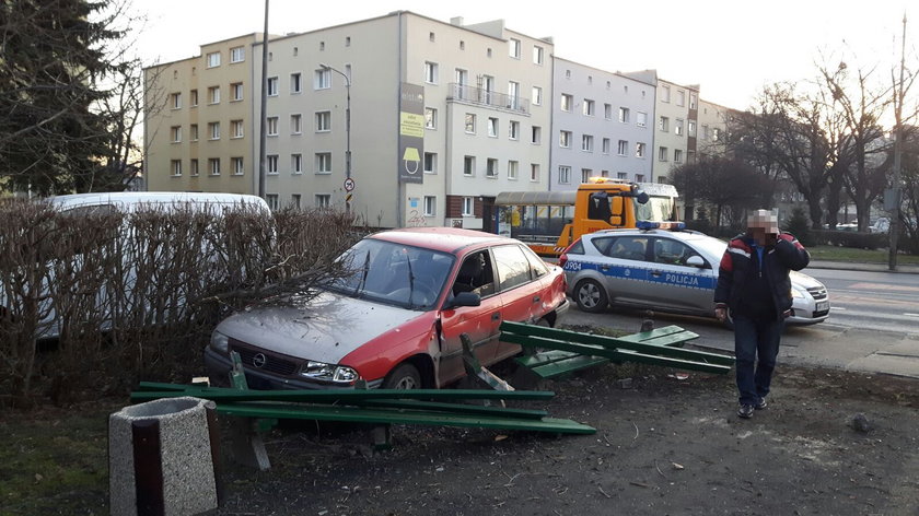 Pijany staranował ławki na przystanku