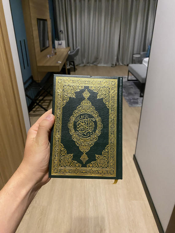 Koran, który znalazłem w jednej z szaf w pokoju hotelowym