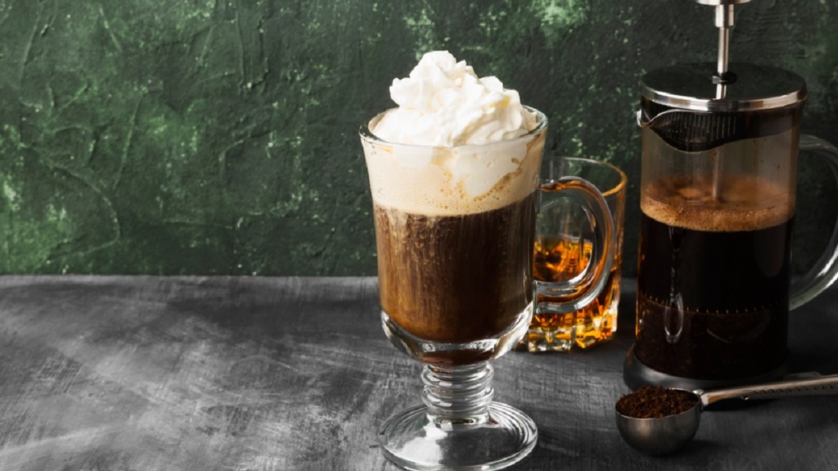 Cum faci Irish Coffee după rețeta originală. Raportul perfect între cafea, whiskey și frișcă