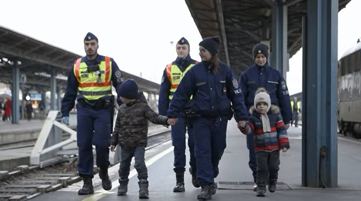 Rendőrök és menekült gyerekek a Keletiben / Fotó: Police.hu