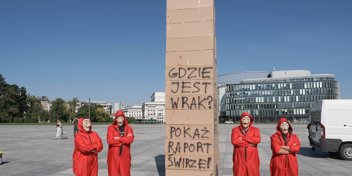 Kartonowy pomnik stanął na placu Piłsudskiego w Warszawie.