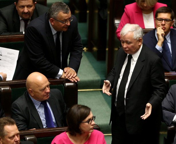 Prezes PiS Jarosław Kaczyński w otoczeniu polityków partii podczas posiedzenia Sejmu. Fot. PAP/Tomasz Gzell