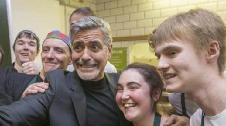 Volt hajléktalanokkal fotózkodott George Clooney