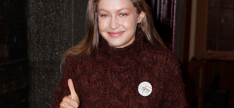 Gigi Hadid w modnym swetrze z plecionką. Można go kupić w Polsce!