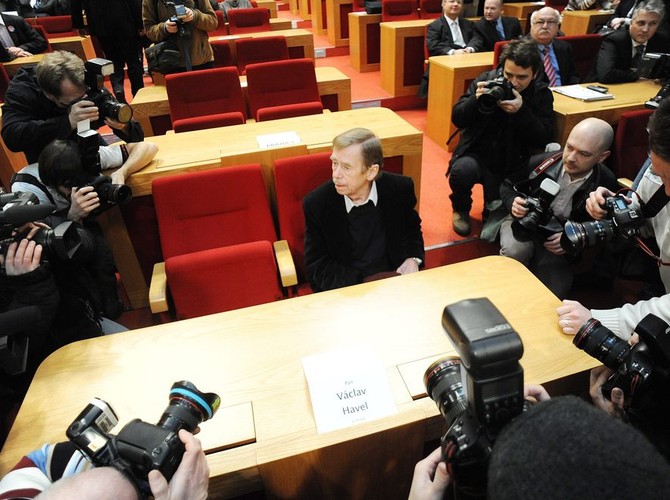 W ubiegłym roku wyreżyserował swój pierwszy film na podstawie własnej sztuki 'Odejścia' ('Odchazeni'), spełniając w ten sposób - jak mówił - swe chłopięce marzenie