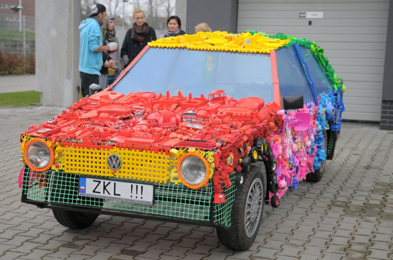 Volkswagen Golf z plastikowych zabawek
