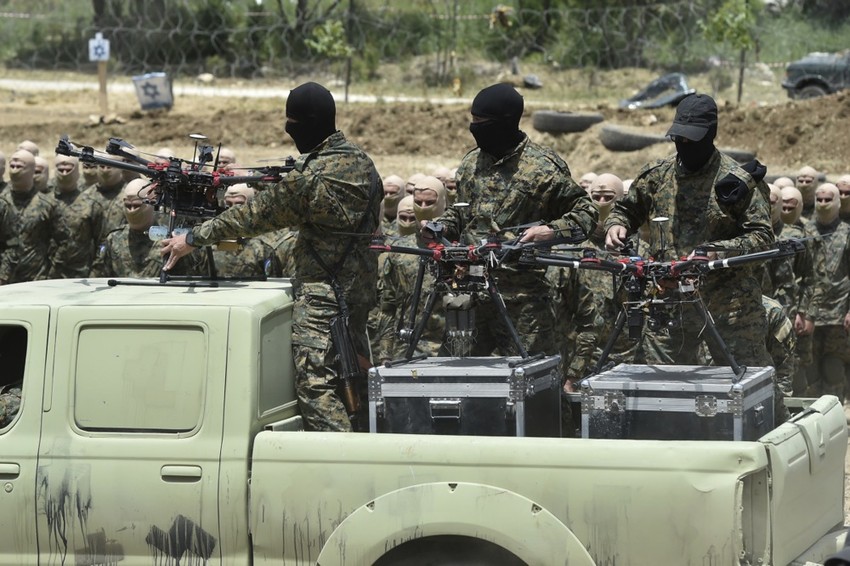 Borci Hezbolaha tokom turneje u jednom od kampova otpora u selu Aramta na jugu Libana 21. maja
