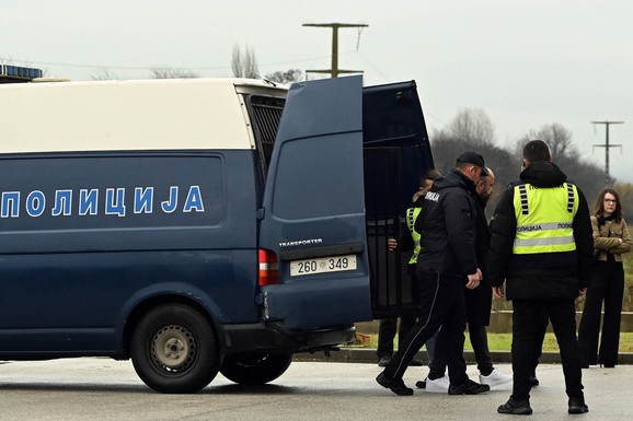 IZBODENO DVOJE DECE! Maloletnik uhvaćen posle potere, policija traga za ostalima: Talas vršnjačkog nasilja potresa zemlju U KOMŠILUKU