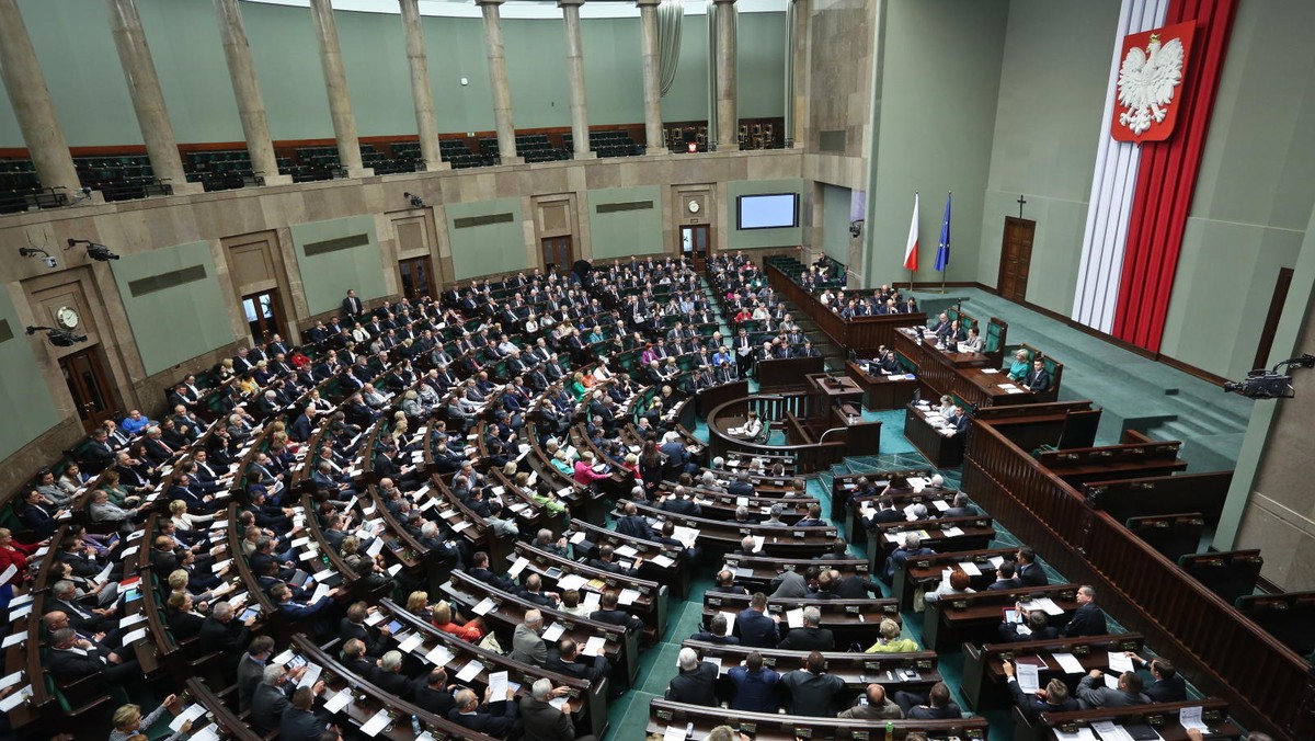 Zakaz pracy w placówkach handlowych w niedzielę przewiduje projekt zmian w kodeksie pracy, który trafił do Sejmu. "Niedziela w polskiej tradycji jest dniem świętym i rodzinnym" - czytamy w uzasadnieniu projektu, pod którym podpisali się posłowie PiS, PO, PSL i SP.