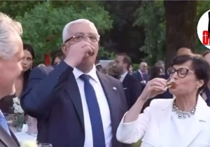 Andrija Mandić i Marta Kos ispijaju rakiju