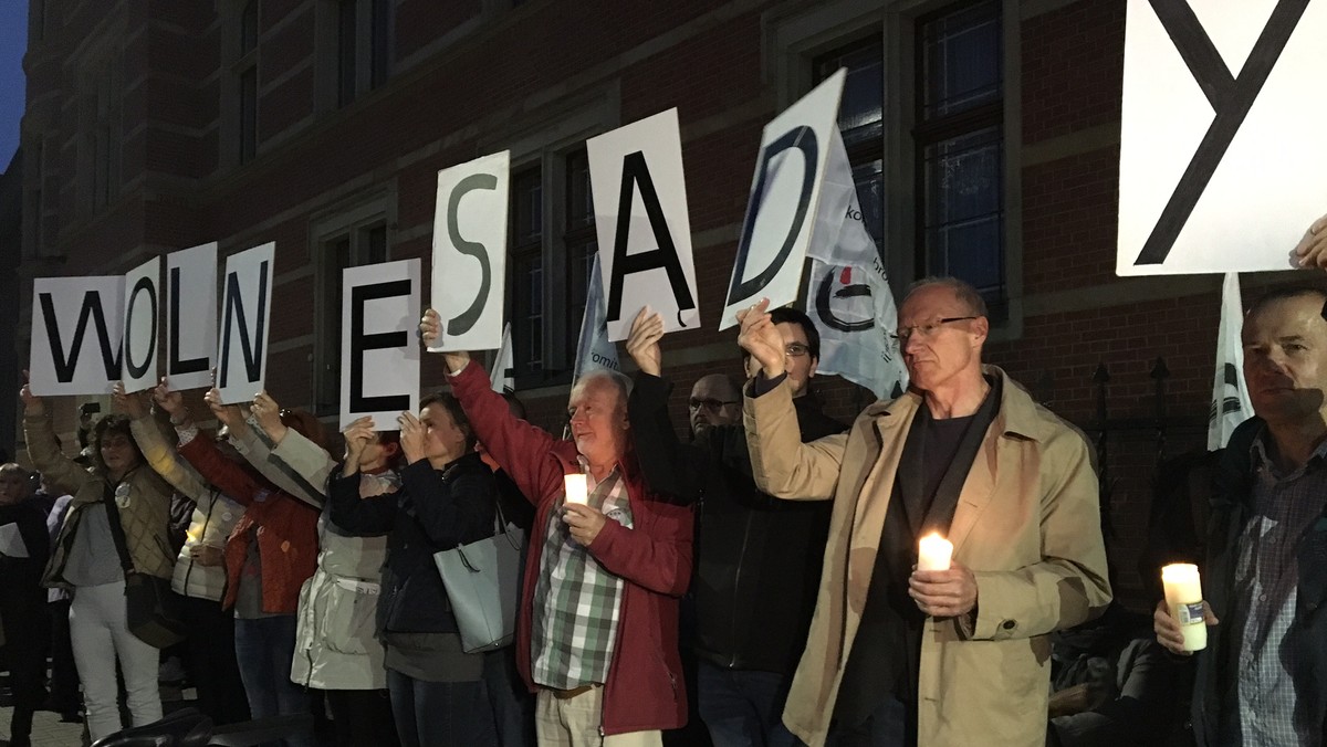 Około 250 osób przyszło wieczorem pod siedzibę Sądu Rejonowego we Wrocławiu, by zaprotestować przeciwko zmianom w sądownictwie zaproponowanym przez prezydenta Andrzeja Dudę. Akcja zorganizowana przez KOD odbyła się pod hasłem "Suweren mówi nie!". Podobne pikiety odbyły się także w innych miastach w kraju.