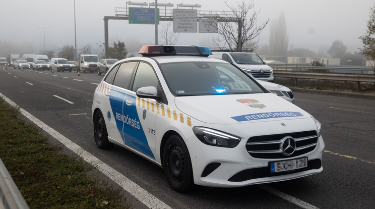 Az M5-ös autópályán két kisbusz rohant árokba, ezért helyszínelnek a rendőrök / Fotó: ZSolnai Péter