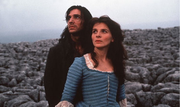 Juliette Binoche i Ralph Fiennes w filmowej adaptacji powieści "Wichrowe wzgórza" w reżyserii Petera Kosminsky'ego (1992)