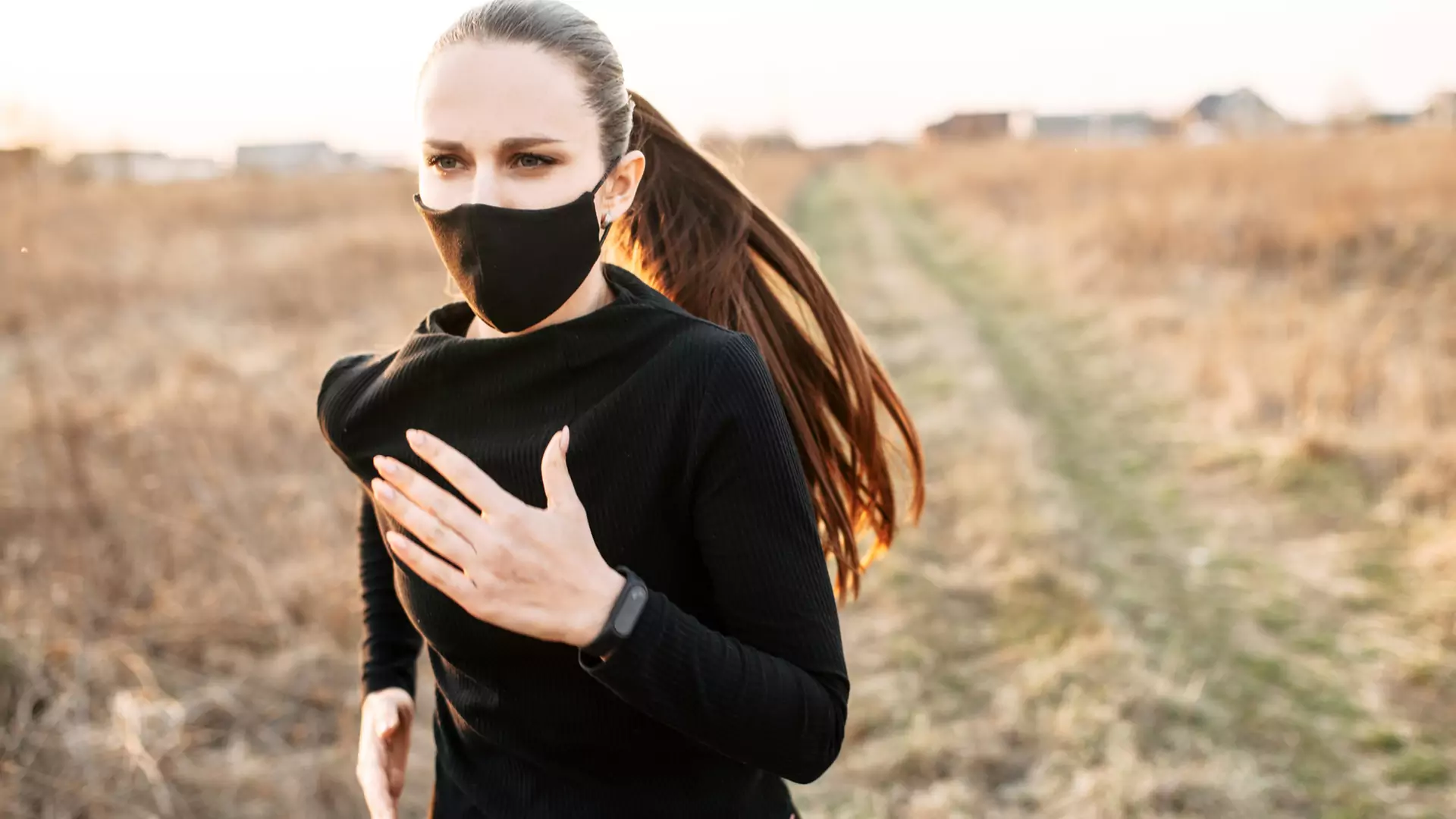Maski ochronne do uprawiania sportu dla tych, którzy ubierają się na czarno