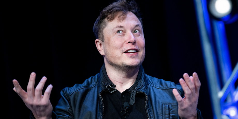 Tesla zwolni pracowników. Elon Musk wyjaśnia.