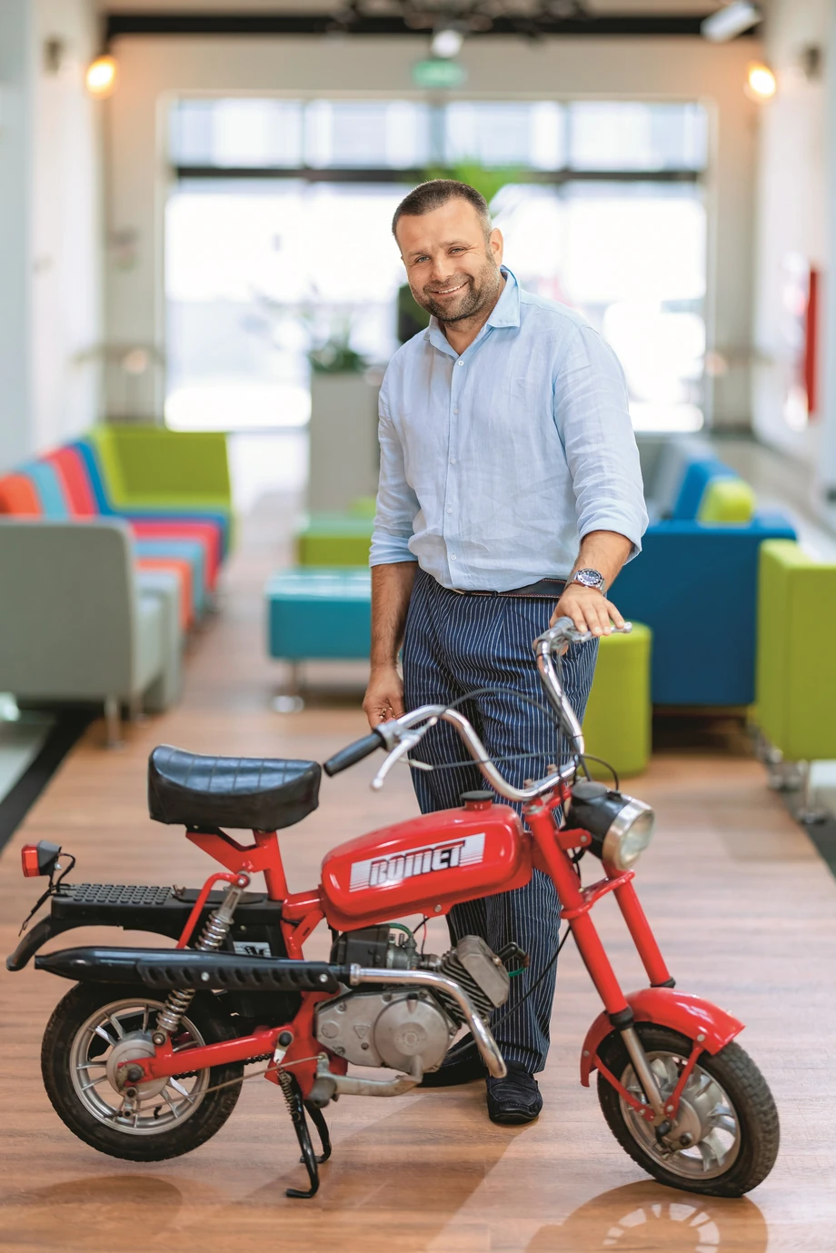 Stojąca w biurze motorynka jest dla Wojciecha Wolnego symbolem, że systematyczną pracą i wytrwałością można osiągnąć wszystko. Dotychczasowa kariera biznesowa twórcy grupy Euvic to potwierdza