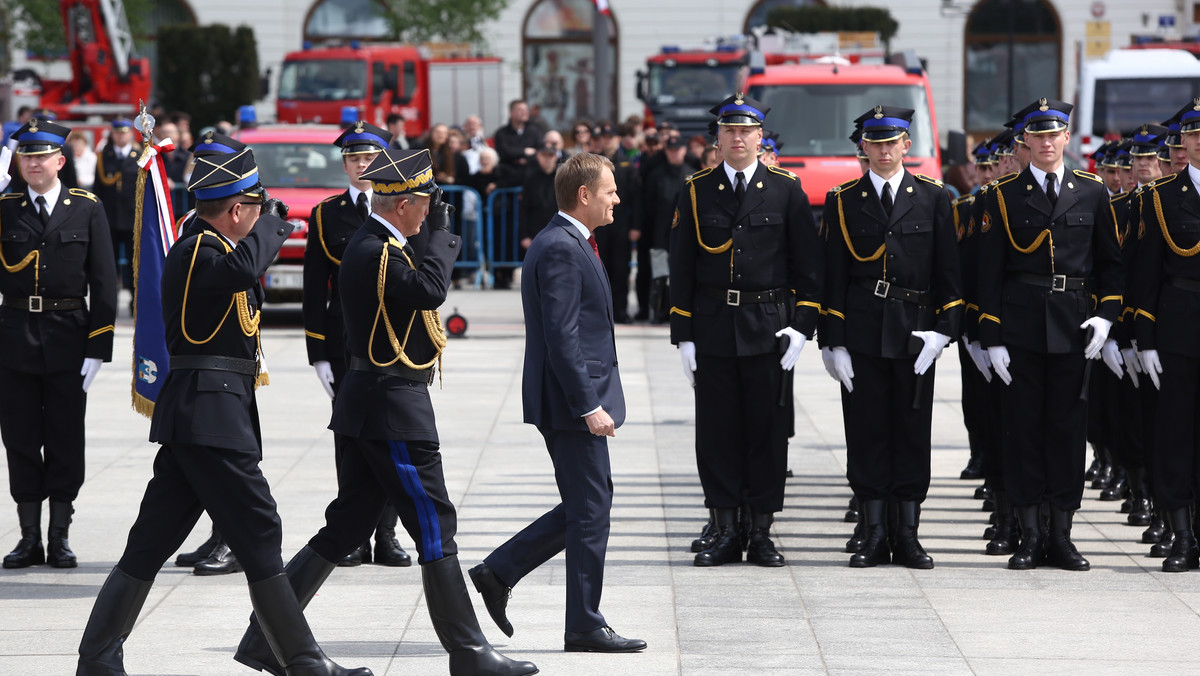 Polscy strażacy są najlepsi w Europie, a świetne wyniki pracy zawdzięczają m.in. zaufaniu, jakim darzą ich Polacy - powiedział premier Donald Tusk podczas obchodów Dnia Strażaka. Zaznaczył, że strażacy są dziś fundamentem polskiego bezpieczeństwa.