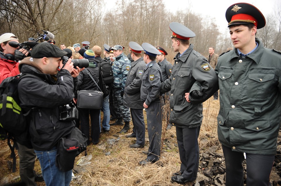 Rosyjskie służby i fotoreporterzy w pobliżu miejsca katastrofy Tu-154. Fot.  PAP/Jacek Turczyk