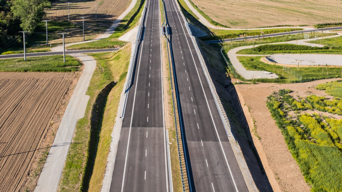 Generalna Dyrekcja Dróg Krajowych i Autostrad podpisała umowy na realizację dwu odcinków S3 w Zachodniopomorskiem położonych między Szczecinem a Świnoujściem. Szef MIB Andrzej Adamczyk poinformował, że finalizowane są przygotowania do budowy całej S3, od Bałtyku do granicy z Czechami.