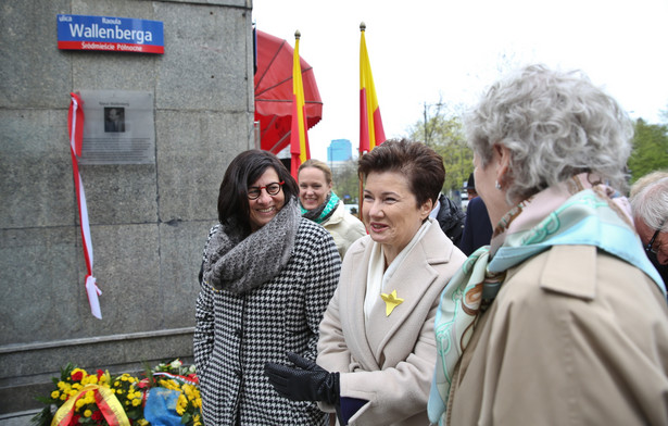 Hanna Gronkiewicz-Waltz oraz ambasador Izraela Anna Azari i ambasador Szwecji Inga Eriksson Fogh podczas uroczystości odsłonięcia tablicy poświęconej Raoulowi Wallenbergowi z okazji nadania ulicy jego imienia