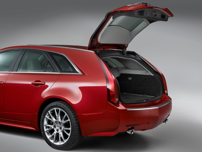 Klapa otwiera się po naciśnięciu guzika na kluczyku