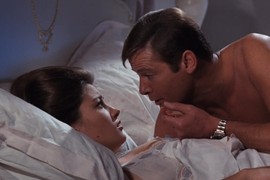 Najlepša Bondova devojka u OSMOJ DECENIJI izgleda bar 20 godina mlađe: Tvrdi da sada ima NAJSTRASTVENIJE INTIMNE ODNOSE IKADA, a evo u čemu je tajna