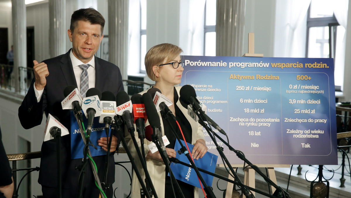 Zmiany proponowane przez PiS w programie Rodzina 500 plus są spóźnione i niewystarczające - uważają politycy Nowoczesnej. Ich zdaniem program ten ma "defekty" i wymaga "totalnej rewolucji". Rząd przyjął dziś projekt uszczelniający zasady wypłacania świadczeń z programu Rodzina 500 plus.