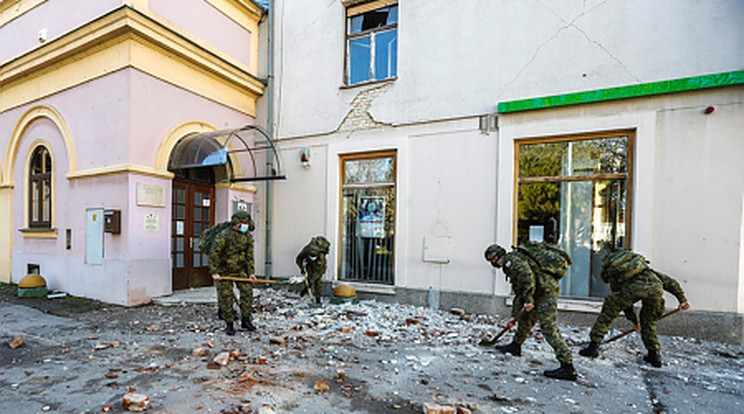 A lakosok lokálpatriotizmusból maradtak a romba dőlt városban /Fotó: MTI/EPA/Antonio Bat/