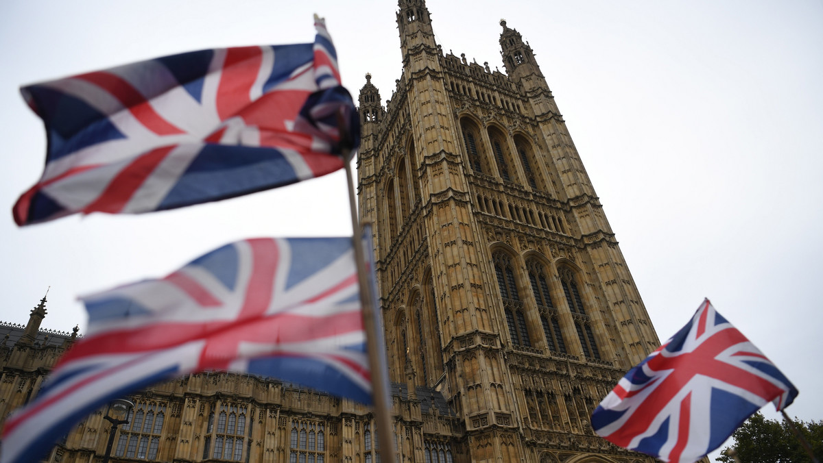 Ambasadorowie 27 państw członkowskich nie podjęli w piątek decyzji, o ile przedłużyć proces wyjścia Wielkiej Brytanii z UE - poinformowały PAP źródła unijne po spotkaniu przedstawicieli państw członkowskich. Kraje UE czekają na rozwój wydarzeń w Londynie.