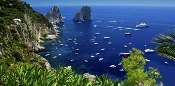 8. miejsce: włoska wyspa Capri na Morzu Tyrreńskim w Zatoce Neapolitańskiej. Położona jest w pobliżu półwyspu Sorrento. Ożywienie ruchu turystycznego spowodowało powtórne odkrycie Lazurowej Groty w XIX wieku. Śródziemnomorski klimat i widoki przyciągają wielu turystów jak również artystów.