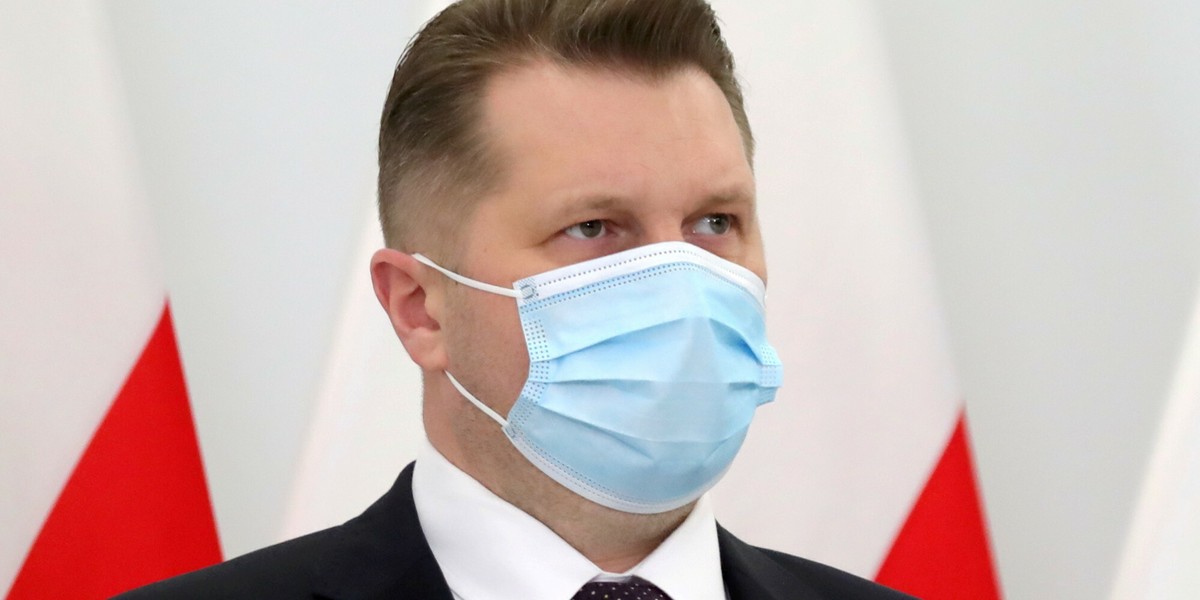 Procedura jest bardzo prosta - przekonuje minister edykacji Przemysław Czarnek.