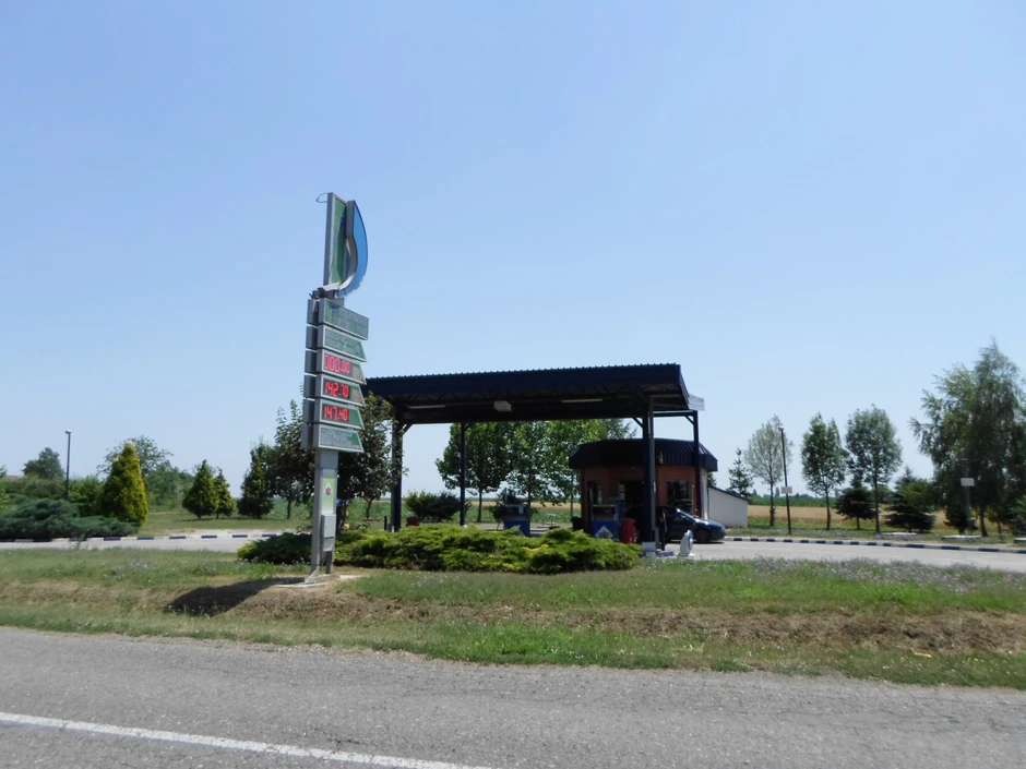 Benzinska pumpa na ulazu u Velike Radince