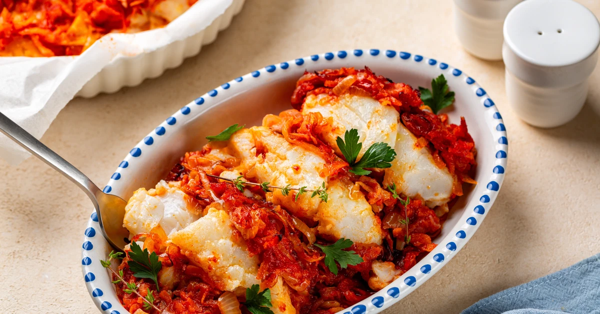 W święta zaskocz gości pyszna rybą po grecku. Tak robi ją Robert Makłowicz - ten trik to złoto