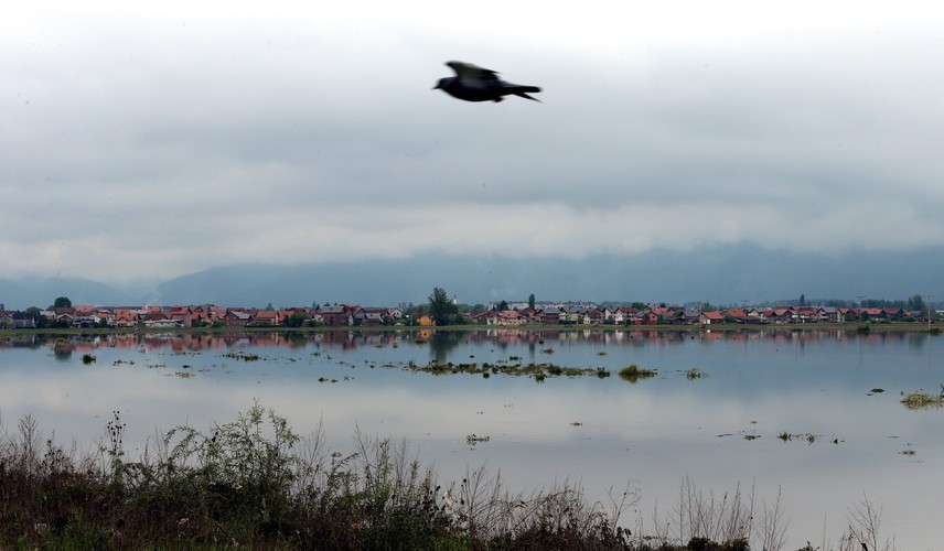 Polscy strażacy nie wykluczają pomocy swoim kolegom z Bośni i Hercegowiny. Jak mówił w radiowej Jedynce rzecznik straży Paweł Frątczak, o pomoc wnioskowali bośniaccy strażacy, za pośrednictwem unijnego centrum monitorowania sytuacji kryzysowej. Chcieli od nas ekip ratowniczych wyposażonych w specjalistyczne pompy, które mogą wypompować nawet 45 tysięcy litrów wody na minutę. Jeżeli strona bośniacka będzie taką pomocą zainteresowana, nasi strażacy już w środę mogą tam wysłać tam dwa moduły pompowe z Rzeszowa i Gorzowa Wielkopolskiego.
W ostatnich latach polska straż pomagała w walce z powodziami na Węgrzech, w Rumunii, w Czechach i w Niemczech. Fot. EPA/FEHIIM DEMIR