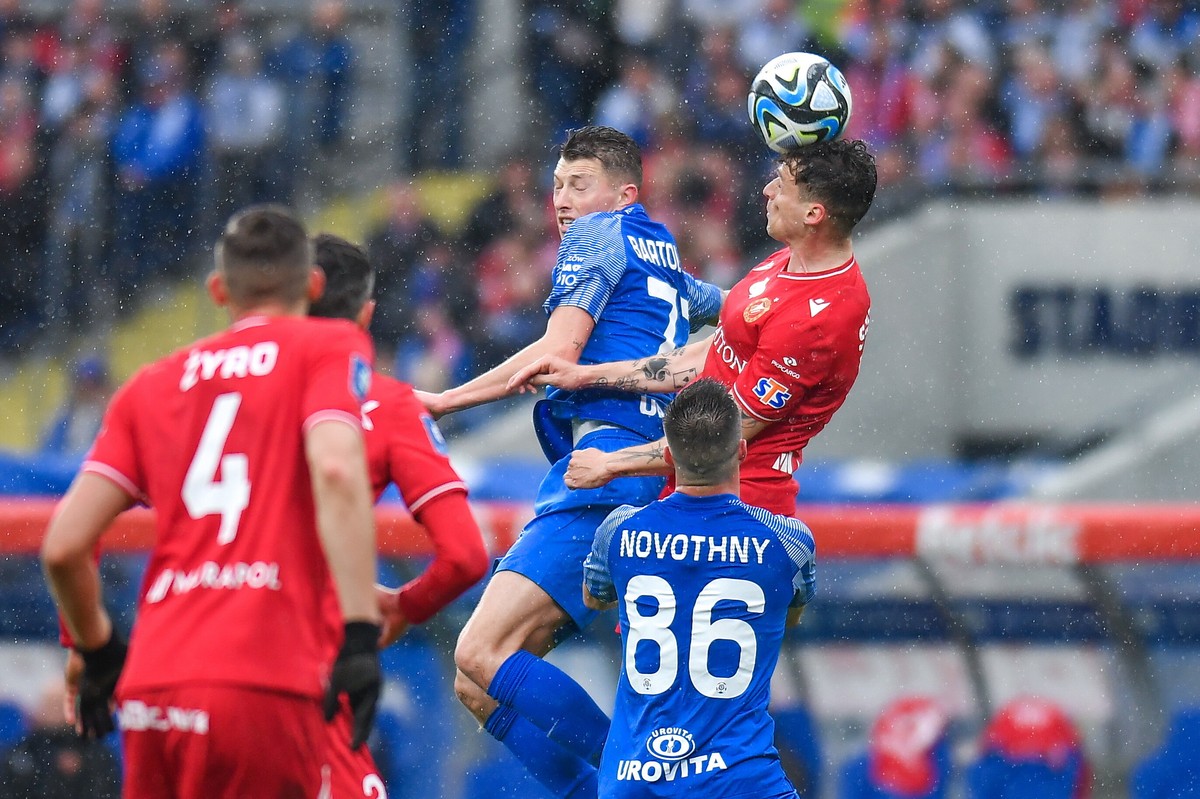 Zawodnik Ruchu Chorzów Mateusz Bartolewski (C) i Serafin Szota (P-góra) z Widzewa Łódź podczas meczu 29. kolejki piłkarskiej Ekstraklasy